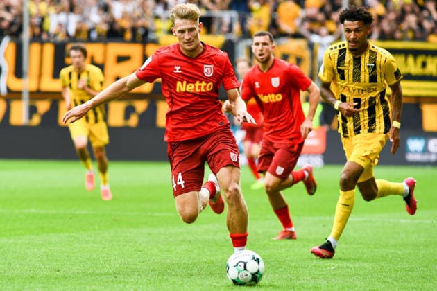 v.li.: Malte Karbstein (Jahn Regensburg, 44) am Ball, Spielszene, Aktion, Action, Spielszene, 12.09.2026, Aachen (Deutschland), Fussball, 3. Liga, TSV Alemannia Aachen - Jahn Regensburg, Fussball, 3. Liga, TSV Alemannia Aachen - Jahn Regensburg, DFB DFL REGULATIONS PROHIBIT ANY USE OF PHOTOGRAPHS AS IMAGE SEQUENCES AND OR QUASI-VIDEO.