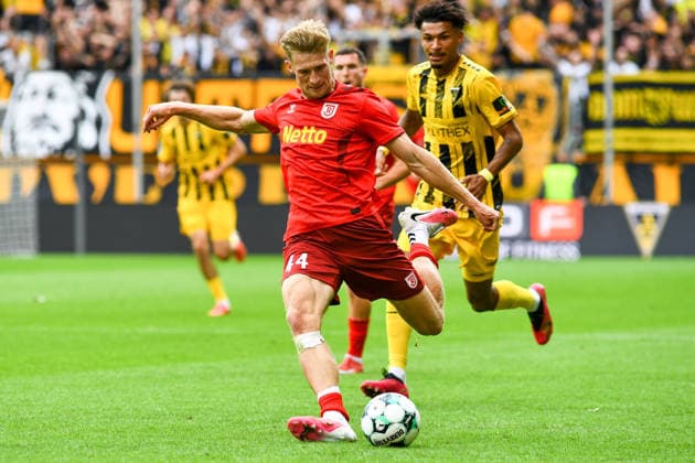 v.li.: Malte Karbstein (Jahn Regensburg, 44) am Ball, Spielszene, Aktion, Action, Spielszene, 12.09.2026, Aachen (Deutschland), Fussball, 3. Liga, TSV Alemannia Aachen - Jahn Regensburg, Fussball, 3. Liga, TSV Alemannia Aachen - Jahn Regensburg, DFB DFL REGULATIONS PROHIBIT ANY USE OF PHOTOGRAPHS AS IMAGE SEQUENCES AND OR QUASI-VIDEO.