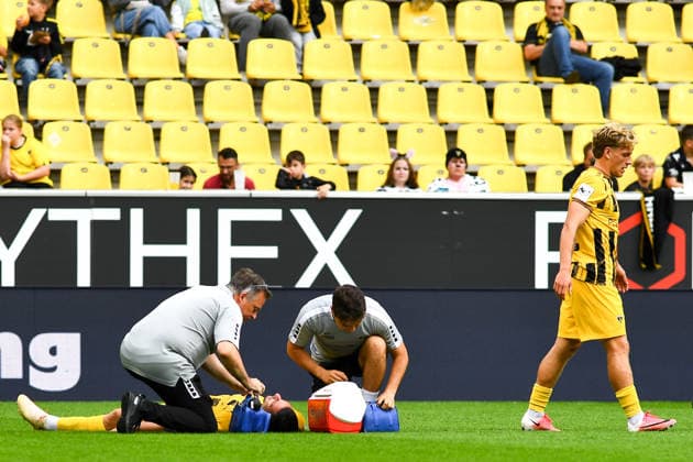 Petros Bagkalianis (Alemania Aachen, 2) verletzt, Verletzung, injured, sporting injury , 12.09.2026, Aachen (Deutschland), Fussball, 3. Liga, TSV Alemannia Aachen - Jahn Regensburg, Fussball, 3. Liga, TSV Alemannia Aachen - Jahn Regensburg, DFB DFL REGULATIONS PROHIBIT ANY USE OF PHOTOGRAPHS AS IMAGE SEQUENCES AND OR QUASI-VIDEO.