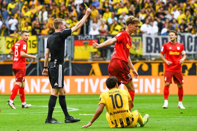 Ben Henry Urig (Schiedsrichter) zeigt Leopold Wurm (Jahn Regensburg, 37) die Gelbe Karte, Gelbe Karte, Verwarnung, yellow card, 12.09.2026, Aachen (Deutschland), Fussball, 3. Liga, TSV Alemannia Aachen - Jahn Regensburg, Fussball, 3. Liga, TSV Alemannia Aachen - Jahn Regensburg, DFB DFL REGULATIONS PROHIBIT ANY USE OF PHOTOGRAPHS AS IMAGE SEQUENCES AND OR QUASI-VIDEO.