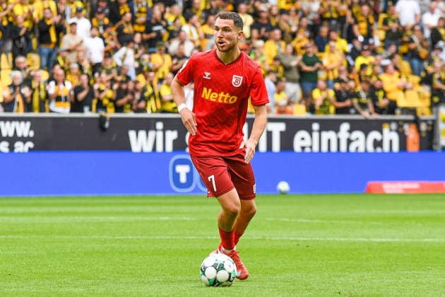 Oscar Schönfelder (Jahn Regensburg, 7) am Ball, Spielszene, Freisteller, Ganzkörper, Einzelbild, Aktion, Action , 12.09.2026, Aachen (Deutschland), Fussball, 3. Liga, TSV Alemannia Aachen - Jahn Regensburg, Fussball, 3. Liga, TSV Alemannia Aachen - Jahn Regensburg, DFB DFL REGULATIONS PROHIBIT ANY USE OF PHOTOGRAPHS AS IMAGE SEQUENCES AND OR QUASI-VIDEO.