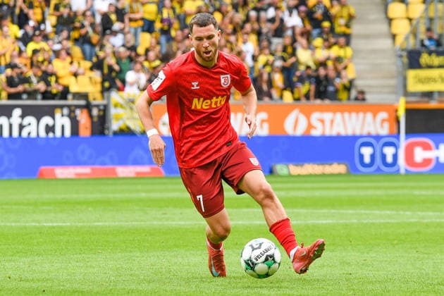 Oscar Schönfelder (Jahn Regensburg, 7) am Ball, Spielszene, Freisteller, Ganzkörper, Einzelbild, Aktion, Action , 12.09.2026, Aachen (Deutschland), Fussball, 3. Liga, TSV Alemannia Aachen - Jahn Regensburg, Fussball, 3. Liga, TSV Alemannia Aachen - Jahn Regensburg, DFB DFL REGULATIONS PROHIBIT ANY USE OF PHOTOGRAPHS AS IMAGE SEQUENCES AND OR QUASI-VIDEO.