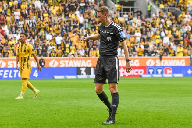 Ben Henry Urig (Schiedsrichter) Freisteller, Ganzkörper, Einzelbild, Aktion, Action, 12.09.2026, Aachen (Deutschland), Fussball, 3. Liga, TSV Alemannia Aachen - Jahn Regensburg, Fussball, 3. Liga, TSV Alemannia Aachen - Jahn Regensburg, DFB DFL REGULATIONS PROHIBIT ANY USE OF PHOTOGRAPHS AS IMAGE SEQUENCES AND OR QUASI-VIDEO.