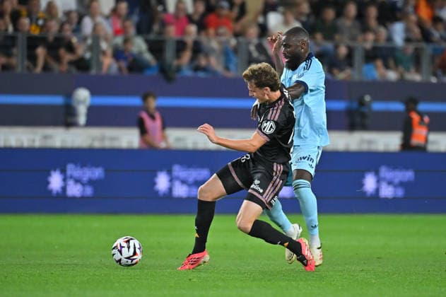 Ligue 1 McDonald s 2026 27, Paris FC vs Olympique Lyonnais, Football Tyler Morton of Lyon and Lassine Sinayoko of Paris FC during the Ligue 1 McDonald s 2026 27 match between Paris FC and Olympique Lyonnais at Stade Jean Bouin on September 12, 2026 in Paris, France. Paris Stade Jean Bouin France
