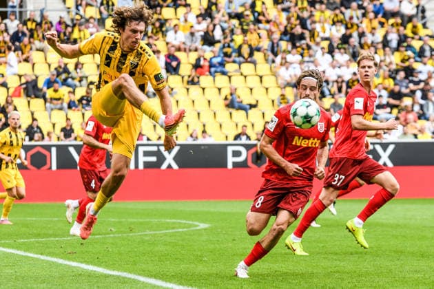 v.li.: Jonas Oehmichen (Alemannia Aachen, 44) klärt den Ball, Aktion, Action, Spielszene, 12.09.2026, Aachen (Deutschland), Fussball, 3. Liga, TSV Alemannia Aachen - Jahn Regensburg, Fussball, 3. Liga, TSV Alemannia Aachen - Jahn Regensburg, DFB DFL REGULATIONS PROHIBIT ANY USE OF PHOTOGRAPHS AS IMAGE SEQUENCES AND OR QUASI-VIDEO.