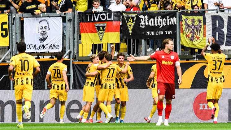 Louis Köster (Alemannia Aachen, 8) verdeckt, erzielte das Tor zum 2:0, Treffer, Torerfolg, Action, Aktion, Spielszene, jubeln über ein Tor, Jubel, Torjubel, Torerfolg, celebrate the goal, goal, celebration, Jubel ueber das Tor, optimistisch, Action, Aktion, 12.09.2026, Aachen (Deutschland), Fussball, 3. Liga, TSV Alemannia Aachen - Jahn Regensburg, Fussball, 3. Liga, TSV Alemannia Aachen - Jahn Regensburg, DFB DFL REGULATIONS PROHIBIT ANY USE OF PHOTOGRAPHS AS IMAGE SEQUENCES AND OR QUASI-VIDEO.