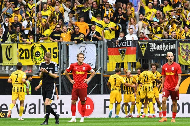 Louis Köster (Alemannia Aachen, 8) verdeckt, erzielte das Tor zum 2:0, Treffer, Torerfolg, Action, Aktion, Spielszene, jubeln über ein Tor, Jubel, Torjubel, Torerfolg, celebrate the goal, goal, celebration, Jubel ueber das Tor, optimistisch, Action, Aktion, 12.09.2026, Aachen (Deutschland), Fussball, 3. Liga, TSV Alemannia Aachen - Jahn Regensburg, Fussball, 3. Liga, TSV Alemannia Aachen - Jahn Regensburg, DFB DFL REGULATIONS PROHIBIT ANY USE OF PHOTOGRAPHS AS IMAGE SEQUENCES AND OR QUASI-VIDEO.