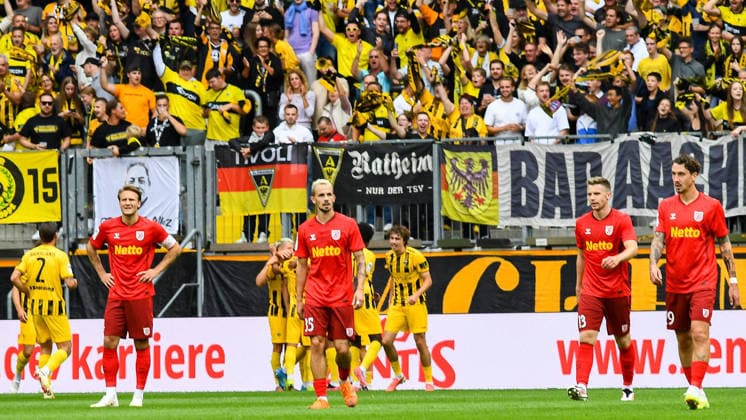 Die Spieler von Jahn Regensburg enttäuscht schauend, Enttäuschung, Frustration, disappointed, pessimistisch, Aktion, Action, Spielszene,, 12.09.2026, Aachen (Deutschland), Fussball, 3. Liga, TSV Alemannia Aachen - Jahn Regensburg, Fussball, 3. Liga, TSV Alemannia Aachen - Jahn Regensburg, DFB DFL REGULATIONS PROHIBIT ANY USE OF PHOTOGRAPHS AS IMAGE SEQUENCES AND OR QUASI-VIDEO.