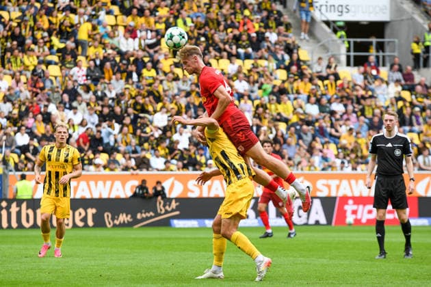 v.li.: Danilo Wiebe (Alemannia Aachen, 28), Malte Karbstein (Jahn Regensburg, 44), Kopfball, header, Zweikampf in der Luft, Aktion, Action, 12.09.2026, Aachen (Deutschland), Fussball, 3. Liga, TSV Alemannia Aachen - Jahn Regensburg, Fussball, 3. Liga, TSV Alemannia Aachen - Jahn Regensburg, DFB DFL REGULATIONS PROHIBIT ANY USE OF PHOTOGRAPHS AS IMAGE SEQUENCES AND OR QUASI-VIDEO.