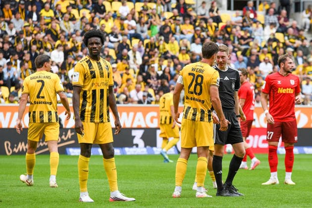 Danilo Wiebe (Alemannia Aachen, 28) reklamiert, beschwert sich bei Ben Henry Urig (Schiedsrichter), beschweren, meckern, pessimistisch, Action, Aktion, 12.09.2026, Aachen (Deutschland), Fussball, 3. Liga, TSV Alemannia Aachen - Jahn Regensburg, Fussball, 3. Liga, TSV Alemannia Aachen - Jahn Regensburg, DFB DFL REGULATIONS PROHIBIT ANY USE OF PHOTOGRAPHS AS IMAGE SEQUENCES AND OR QUASI-VIDEO.