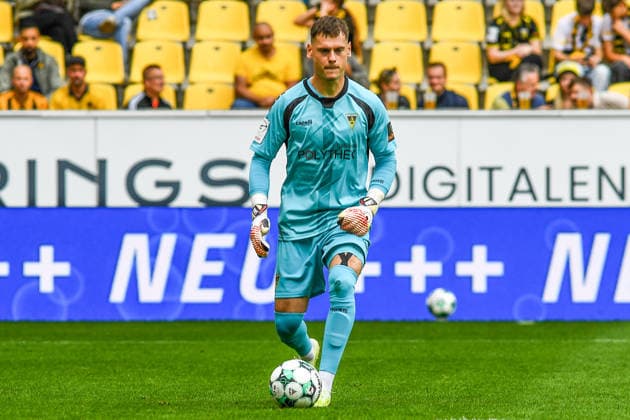 Stefan Bajic (Torwart Alemannia Aachen, 23) am Ball, Spielszene, Freisteller, Ganzkörper, Einzelbild, Aktion, Action , 12.09.2026, Aachen (Deutschland), Fussball, 3. Liga, TSV Alemannia Aachen - Jahn Regensburg, Fussball, 3. Liga, TSV Alemannia Aachen - Jahn Regensburg, DFB DFL REGULATIONS PROHIBIT ANY USE OF PHOTOGRAPHS AS IMAGE SEQUENCES AND OR QUASI-VIDEO.