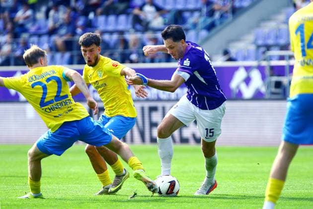 Marcel Bär (Aue) im Angriff , links Fabio Schneider (Luckenwalde) und Till Jacobi (Luckenwalde) Fußball Regionalliga Nordost 2026 27 FC Erzgebirge Aue - FSV Luckenwalde 2:1 am 12.9.2026 Erzgebirge Aue - FSV Luckenwalde