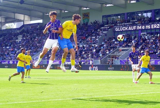 Christoph Pauling (Aue, links) im Kopfballduell mit Sofiene Jannene (Luckenwalde) Fußball Regionalliga Nordost 2026 27 FC Erzgebirge Aue - FSV Luckenwalde 2:1 am 12.9.2026 Erzgebirge Aue - FSV Luckenwalde