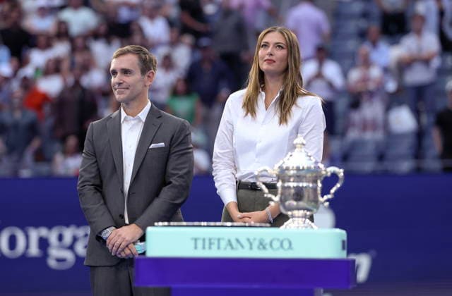 US Open tennis tournament - Day 14 The Chairman of the Board and President of the United States Tennis Association (USTA) Brian Vahaly (L) and former Russian tennis player Maria Sharapova, stand next to the Champions trophy during the Women’s Singles Finals of the US Open Tennis Championships in Flushing Meadows, New York, USA, 12 September 2026. FLUSHING MEADOWS NEW YORK United States  Copyright: xSARAHxYENESELx