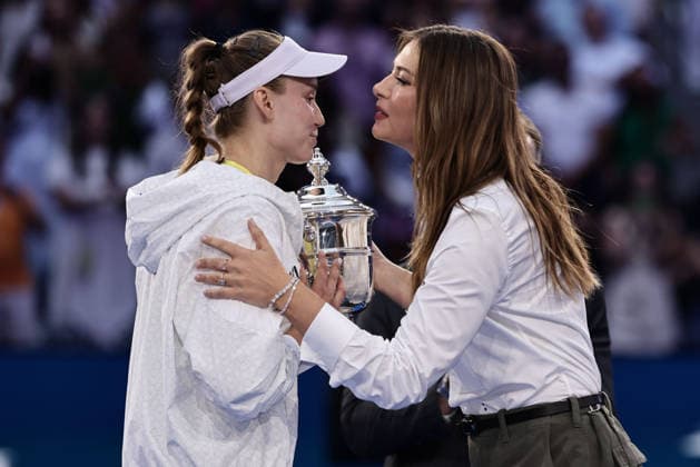 Maria Sharapova ueberrreicht den Pokal an Elena Rybakina (KAZ), Siegerehrung, Praesentation, US Open Championships, Billie Jean King National Tennis Center, Flushing Meadows, New York, USA . Copyright: xJuergenxHasenkopfx