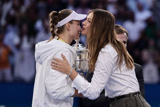 Maria Sharapova ueberrreicht den Pokal an Elena Rybakina (KAZ), Siegerehrung, Praesentation, US Open Championships, Billie Jean King National Tennis Center, Flushing Meadows, New York, USA . Copyright: xJuergenxHasenkopfx