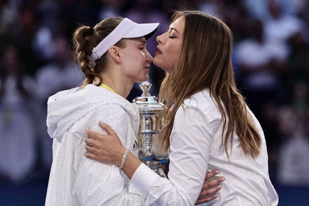 Maria Sharapova ueberrreicht den Pokal an Elena Rybakina (KAZ), Siegerehrung, Praesentation, US Open Championships, Billie Jean King National Tennis Center, Flushing Meadows, New York, USA . Copyright: xJuergenxHasenkopfx