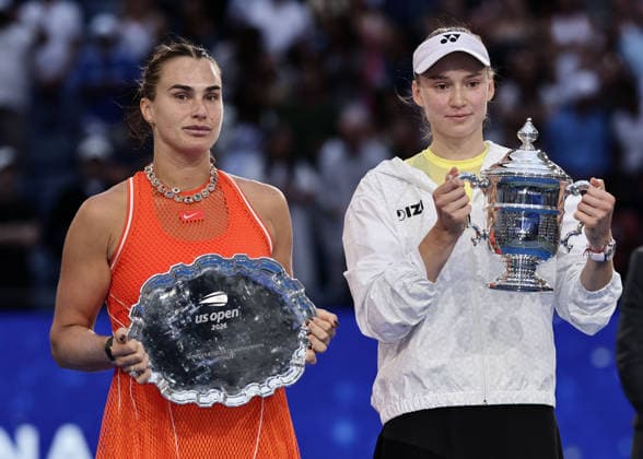 Finalistin Aryna Sabalenka und Elena Rybakina mit dem Pokal, Trophy, Siegerehrung, Praesentation, US Open Championships, Billie Jean King National Tennis Center, Flushing Meadows, New York, USA . Copyright: xJuergenxHasenkopfx