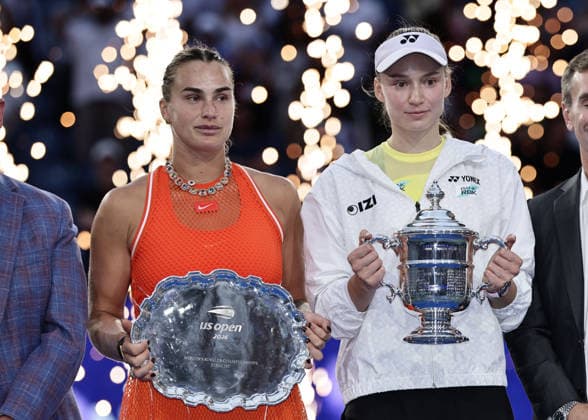 Finalistin Aryna Sabalenka und Elena Rybakina mit dem Pokal, Trophy, Siegerehrung, Praesentation, US Open Championships, Billie Jean King National Tennis Center, Flushing Meadows, New York, USA . Copyright: xJuergenxHasenkopfx