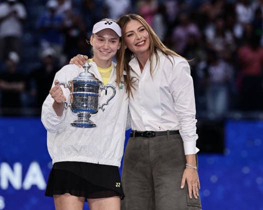 Maria Sharapova ueberrreicht den Pokal an Elena Rybakina (KAZ), Siegerehrung, Praesentation, US Open Championships, Billie Jean King National Tennis Center, Flushing Meadows, New York, USA . Copyright: xJuergenxHasenkopfx
