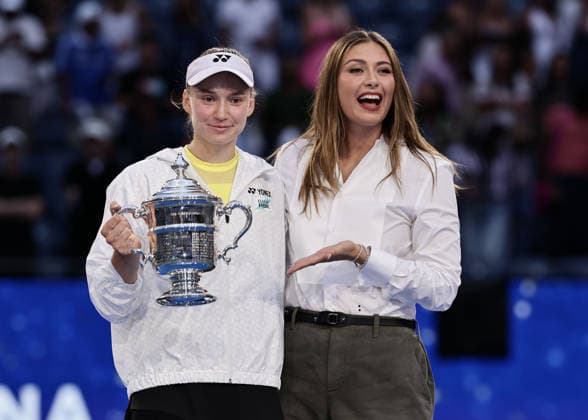 Maria Sharapova ueberrreicht den Pokal an Elena Rybakina (KAZ), Siegerehrung, Praesentation, US Open Championships, Billie Jean King National Tennis Center, Flushing Meadows, New York, USA . Copyright: xJuergenxHasenkopfx