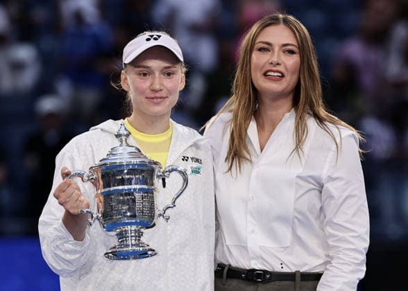 Maria Sharapova ueberrreicht den Pokal an Elena Rybakina (KAZ), Siegerehrung, Praesentation, US Open Championships, Billie Jean King National Tennis Center, Flushing Meadows, New York, USA . Copyright: xJuergenxHasenkopfx