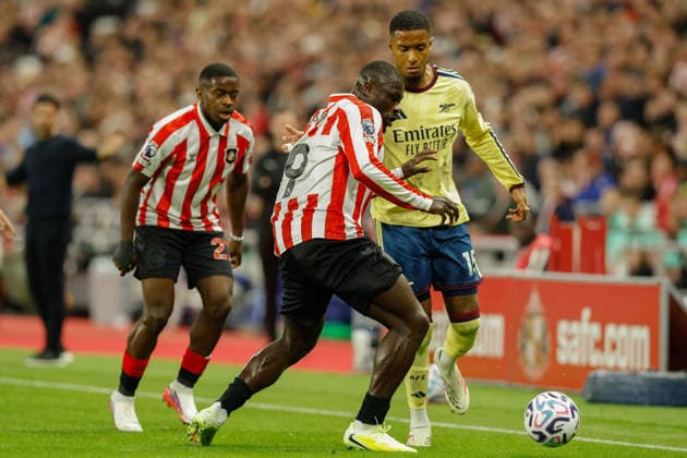Sunderland v Arsenal, Premier League Ezri Konsa of Arsenal battles with Brian Brobbey of Sunderland during the Sunderland v Arsenal Premier League match at the Stadium of Light, Sunderland, England on 12 September 2026 Credit: Craig Cowan Every Second Media Editorial use only. All images are copyright Every Second Media Limited. No images may be reproduced without prior permission. All rights reserved. Premier League and Football League images are subject to licensing agreements with Football DataCo Limited. see https: www.football-dataco.com Copyright: xIMAGO EveryxSecondxMediax ESM-2157-0145 CraigxCowanx xEveryxSecondxMediax