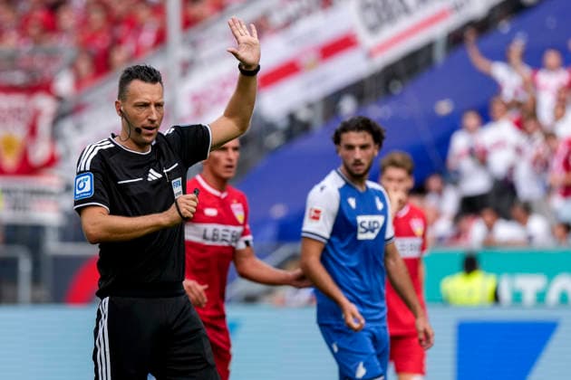 Sven Jablonski (Schiedsrichter), gibt Anweisungen, gestikuliert, mit den Armen gestikulieren, Einzelbild, Einzelfoto, Aktion, Action, 12.09.2026, Sinsheim (Deutschland), Fussball, Bundesliga, TSG 1899 Hoffenheim - VfB Stuttgart, DFB DFL REGULATIONS PROHIBIT ANY USE OF PHOTOGRAPHS AS IMAGE SEQUENCES AND OR QUASI-VIDEO. *** Sven Jablonski, referee, giving instructions, gesturing, gesturing with his arms, single frame, single photo, action, September 12, 2026, Sinsheim, Germany, soccer, Bundesliga, TSG 1899 Hoffenheim vs. VfB Stuttgart, DFB and DFL regulations prohibit any use of photographs as image sequences and or quasi-video xozx