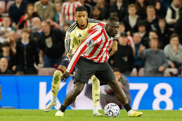 Sunderland v Arsenal, Premier League Ezri Konsa of Arsenal battles with Brian Brobbey of Sunderland during the Sunderland v Arsenal Premier League match at the Stadium of Light, Sunderland, England on 12 September 2026 Credit: Craig Cowan Every Second Media Editorial use only. All images are copyright Every Second Media Limited. No images may be reproduced without prior permission. All rights reserved. Premier League and Football League images are subject to licensing agreements with Football DataCo Limited. see https: www.football-dataco.com Copyright: xIMAGO EveryxSecondxMediax ESM-2157-0166 CraigxCowanx xEveryxSecondxMediax