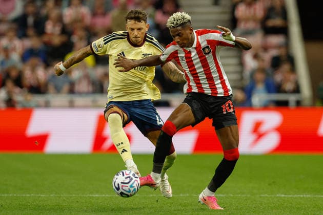 Sunderland v Arsenal, Premier League Nilson Angulo of Sunderland battles with Ben White of Arsenal during the Sunderland v Arsenal Premier League match at the Stadium of Light, Sunderland, England on 12 September 2026 Credit: Craig Cowan Every Second Media Editorial use only. All images are copyright Every Second Media Limited. No images may be reproduced without prior permission. All rights reserved. Premier League and Football League images are subject to licensing agreements with Football DataCo Limited. see https: www.football-dataco.com Copyright: xIMAGO EveryxSecondxMediax ESM-2157-0168 CraigxCowanx xEveryxSecondxMediax