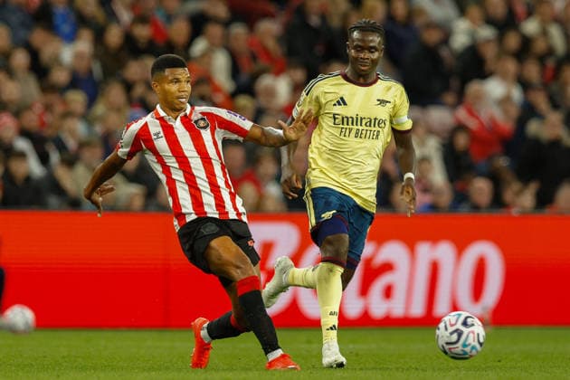 Sunderland v Arsenal, Premier League Reinildo Mandava of Sunderland is closed down by Bukayo Saka of Arsenal during the Sunderland v Arsenal Premier League match at the Stadium of Light, Sunderland, England on 12 September 2026 Credit: Craig Cowan Every Second Media Editorial use only. All images are copyright Every Second Media Limited. No images may be reproduced without prior permission. All rights reserved. Premier League and Football League images are subject to licensing agreements with Football DataCo Limited. see https: www.football-dataco.com Copyright: xIMAGO EveryxSecondxMediax ESM-2157-0173 CraigxCowanx xEveryxSecondxMediax