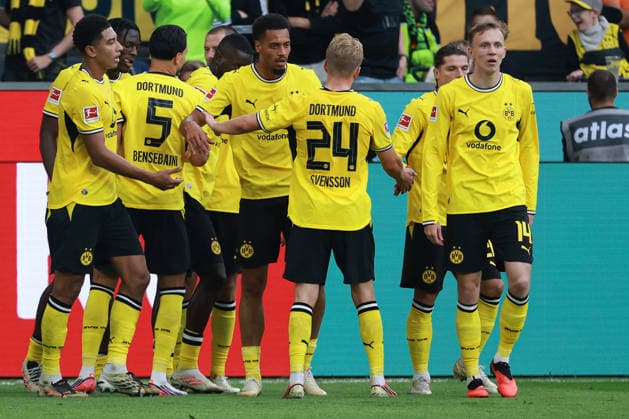 1. Bundesliga - Borussia Dortmund - SC Paderborn am 12.09.2026 im Signal Iduna Park in Dortmund Jubel, Torjubel, Torschuetze, Torschütze Felix Nmecha (Dortmund 8) jubelt nach seinem Tor zum 2 zu 0 mit der Mannschaft , hier mit Jobe Bellingham (Dortmund 7) , Ramy Bensebaini (Dortmund 5) , Daniel Svensson (Dortmund 24) , Maximilian Beier (Dortmund 14) *** 1 Bundesliga: Borussia Dortmund vs. SC Paderborn on September 12, 2026, at Signal Iduna Park in Dortmund—celebrations, goal celebrations, Goal scorers: Felix Nmecha (Dortmund 8) celebrates with the team after scoring the goal that made it 2–0, pictured here with Jobe Bellingham (Dortmund 7), Ramy Bensebaini (Dortmund 5), Daniel Svensson (Dortmund 24), and Maximilian Beier (Dortmund 14) MH
