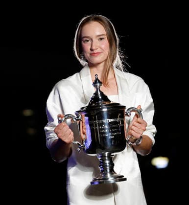 Sport Bilder des Tages #2 Elena Rybakina of Kazakhstan holds the championship trophy at the fountains in front of Arthur Ashe Stadium after defeating Aryna Sabalenka of Belarus in the Women s Finals match at the 2026 US Open Tennis Championship at the USTA Billie Jean King National Tennis Center in New York City on Saturday, September 12, 2026. Rybakina won with a score of 6-4, 5-7, 6-2.  NYP20260913013 JOHNxANGELILLO