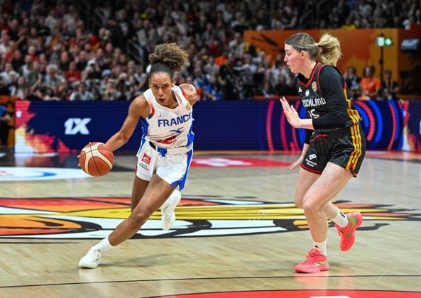 (260913) -- BERLIN, Sept. 13, 2026 -- Marieme Badiane (L) of France vies with Luisa Geiselsoder of Germany during the semifinal match between France and Germany at the FIBA Women s Basketball World Cup 2026 in Berlin, Germany, Sept. 12, 2026. ) (SP)GERMANY-BERLIN-BASKETBALL-WOMEN S WORLD CUP-SEMIFINAL-FRA VS GER ZhangxHaofu 