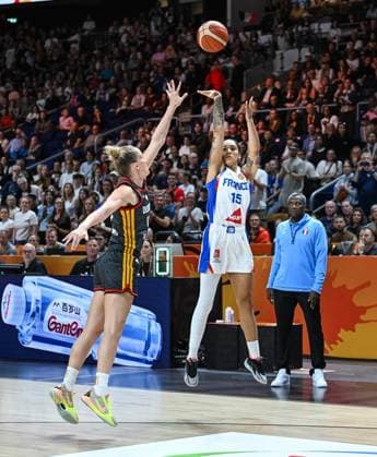 (260913) -- BERLIN, Sept. 13, 2026 -- Gabby Williams (C) of France shoots during the semifinal match between France and Germany at the FIBA Women s Basketball World Cup 2026 in Berlin, Germany, Sept. 12, 2026. ) (SP)GERMANY-BERLIN-BASKETBALL-WOMEN S WORLD CUP-SEMIFINAL-FRA VS GER ZhangxHaofu 