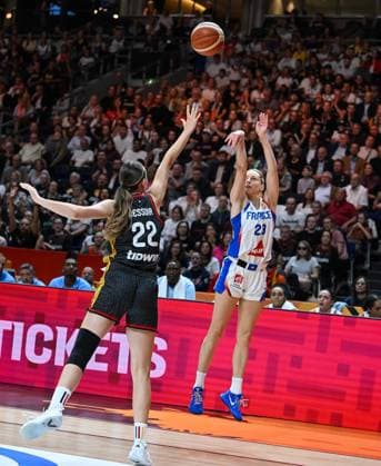 (260913) -- BERLIN, Sept. 13, 2026 -- Marine Johannes (R) of France shoots during the semifinal match between France and Germany at the FIBA Women s Basketball World Cup 2026 in Berlin, Germany, Sept. 12, 2026. ) (SP)GERMANY-BERLIN-BASKETBALL-WOMEN S WORLD CUP-SEMIFINAL-FRA VS GER ZhangxHaofu 