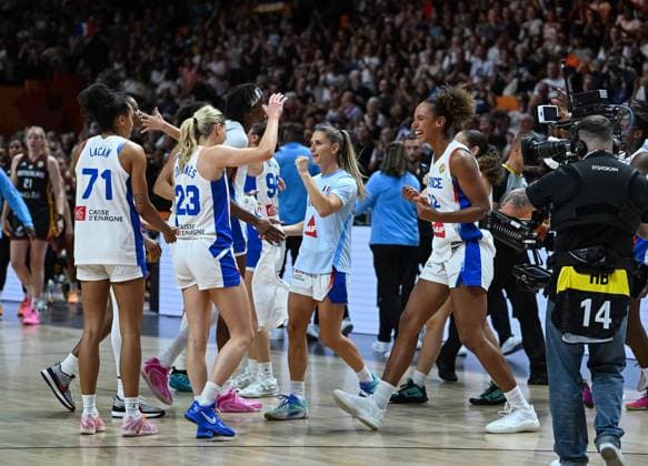 (260913) -- BERLIN, Sept. 13, 2026 -- Players of France celebrate victory after the semifinal match between France and Germany at the FIBA Women s Basketball World Cup 2026 in Berlin, Germany, Sept. 12, 2026. ) (SP)GERMANY-BERLIN-BASKETBALL-WOMEN S WORLD CUP-SEMIFINAL-FRA VS GER ZhangxHaofu 