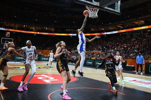 (260913) -- BERLIN, Sept. 13, 2026 -- Gabby Williams (top) of France goes for a layup during the semifinal match between France and Germany at the FIBA Women s Basketball World Cup 2026 in Berlin, Germany, Sept. 12, 2026. ) (SP)GERMANY-BERLIN-BASKETBALL-WOMEN S WORLD CUP-SEMIFINAL-FRA VS GER ZhangxHaofu 