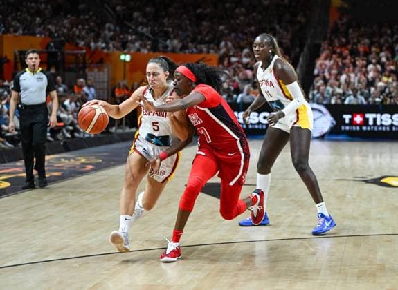 (260913) -- BERLIN, Sept. 13, 2026 -- Maite Cazorla (L) of Spain vies with Kahleah Copper (C) of the United States during the semifinal match between the United States and Spain at the FIBA Women s Basketball World Cup 2026 in Berlin, Germany, Sept. 12, 2026. ) (SP)GERMANY-BERLIN-BASKETBALL-WOMEN S WORLD CUP-SEMIFINAL-USA VS ESP ZhangxHaofu 