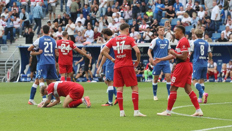 Sinsheim , Fußball Bundesliga TSG 1899 Hoffenheim vs. VfB Stuttgart , Enttäuschung VfB , von links: Finn Jeltsch Dzenan Pejcinovic Jamie Leweling *** Sinsheim, Bundesliga Soccer: TSG 1899 Hoffenheim vs. VfB Stuttgart, Disappointment for VfB, from left: Finn Jeltsch, Dzenan Pejcinovic, Jamie Leweling