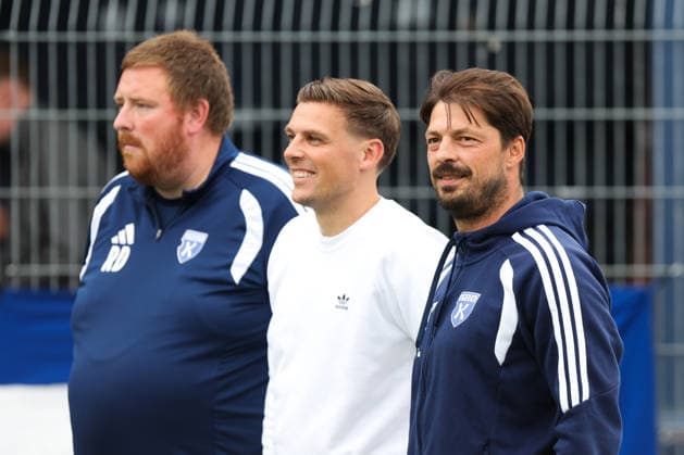 12.09.2026, Fussball, Herren, Regionalliga Nord, 8. Spieltag, BSV Kickers Emden - SSV Jeddeloh II Trainer Björn Lindemann (BSV Kickers Emden) mit Technischer Direktor Bastian Dassel (mitte BSV Kickers Emden) und Videoanalyst Robin Döge (links BSV Kickers Emden)