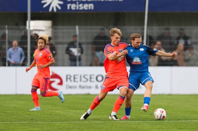 12.09.2026, Fussball, Herren, Regionalliga Nord, 8. Spieltag, BSV Kickers Emden - SSV Jeddeloh II Marvin Benjamins (orange 19 BSV Kickers Emden) im Zweikampf mit Tim Janßen (20 SSV Jeddeloh II)