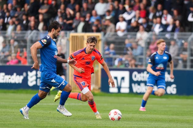 12.09.2026, Fussball, Herren, Regionalliga Nord, 8. Spieltag, BSV Kickers Emden - SSV Jeddeloh II Nick Stepantsev (orange 39 BSV Kickers Emden) im Zweikampf mit Gazi Siala (47 SSV Jeddeloh II)