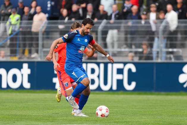 12.09.2026, Fussball, Herren, Regionalliga Nord, 8. Spieltag, BSV Kickers Emden - SSV Jeddeloh II Nick Stepantsev (orange 39 BSV Kickers Emden) im Zweikampf mit Gazi Siala (47 SSV Jeddeloh II)