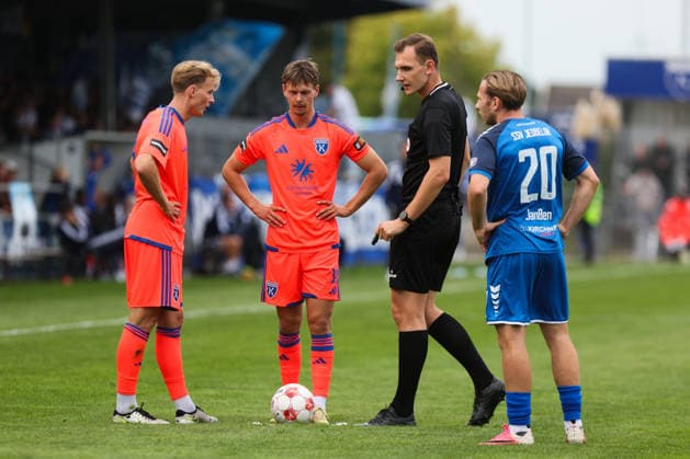 12.09.2026, Fussball, Herren, Regionalliga Nord, 8. Spieltag, BSV Kickers Emden - SSV Jeddeloh II Schiedsrichter Tom-Leon Bender mit Marvin Benjamins (links orange 19 BSV Kickers Emden), Nick Stepantsev (mitte orange 39 BSV Kickers Emden) und Tim Janßen (20 SSV Jeddeloh II)