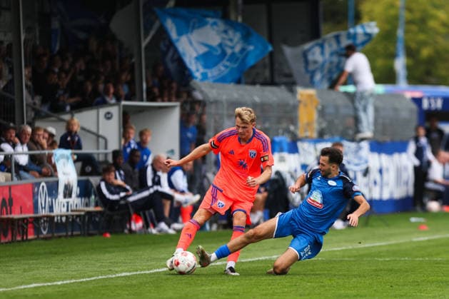 12.09.2026, Fussball, Herren, Regionalliga Nord, 8. Spieltag, BSV Kickers Emden - SSV Jeddeloh II Marvin Benjamins (orange 19 BSV Kickers Emden) im Zweikampf mit Kamer Krasniqi (10 SSV Jeddeloh II)