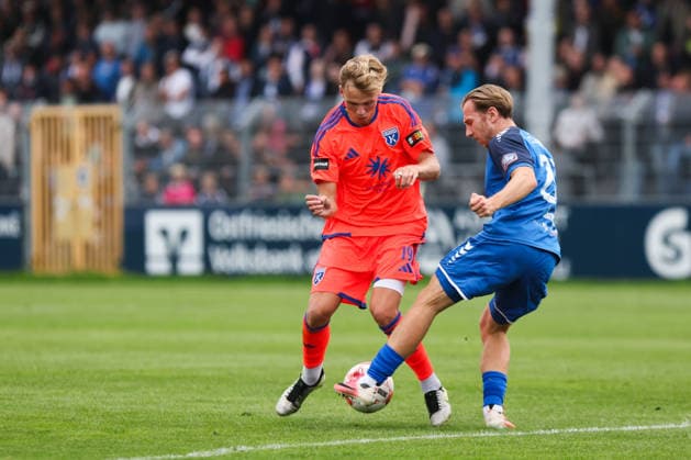 12.09.2026, Fussball, Herren, Regionalliga Nord, 8. Spieltag, BSV Kickers Emden - SSV Jeddeloh II Marvin Benjamins (orange 19 BSV Kickers Emden) im Zweikampf mit Tim Janßen (20 SSV Jeddeloh II)