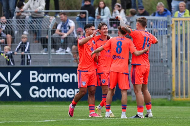 12.09.2026, Fussball, Herren, Regionalliga Nord, 8. Spieltag, BSV Kickers Emden - SSV Jeddeloh II Torjubel zum 1:0 durch Luc Ihorst (orange 14 BSV Kickers Emden)