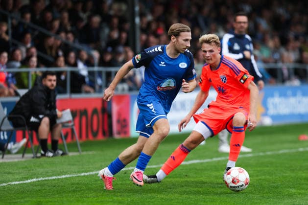 12.09.2026, Fussball, Herren, Regionalliga Nord, 8. Spieltag, BSV Kickers Emden - SSV Jeddeloh II Marvin Benjamins (orange 19 BSV Kickers Emden) im Zweikampf mit Tim Janßen (20 SSV Jeddeloh II)
