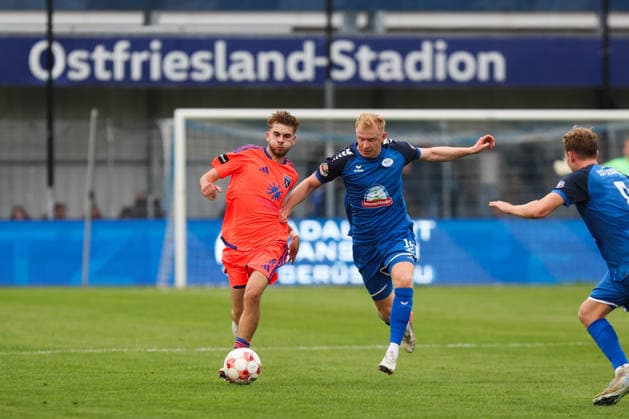 12.09.2026, Fussball, Herren, Regionalliga Nord, 8. Spieltag, BSV Kickers Emden - SSV Jeddeloh II Bogdan Shubin (orange 8 BSV Kickers Emden) im Zweikampf mit Robin Krolikowski (16 SSV Jeddeloh II)